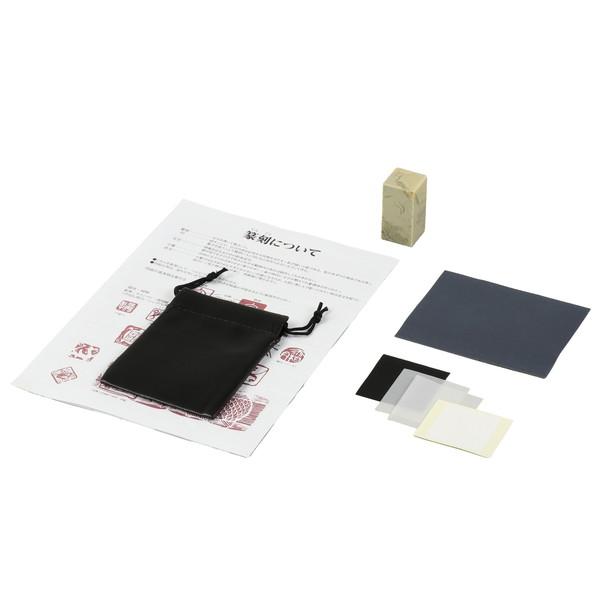 柔らかすぎず、硬すぎない彫り心地のよい印材ですぐに始められるてん刻セット！柔らかすぎず、硬すぎない彫り心地のよい印材です。紙やすり・カーボン紙などのてん刻セット付き。注意事項※天然石のため色、柄、サイズに多少のバラつきがあります。※色、模様...