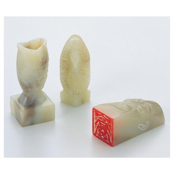 商品説明：とてもやわらかい石です。お得な付属品　1〜6※ペーパーセット付にレザー調小袋がついたセットです。※天然石のため色、柄、サイズに多少のバラつきがあります。商品サイズ：80×35×35mmセット内容：高蝋石、教育技法ＤＶＤ、てん刻字体...