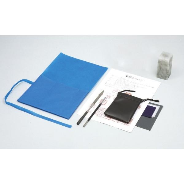 商品説明：やわらかめで、彫りやすい！高蝋石よりやや硬質ですが適度なやわらかさと粘りがあります※天然石のため色・柄に多少のバラつきがあります。商品サイズ：遼凍石 35×35×80mm、てん刻印刀 小 5×147ｍｍ、やすり半丸 全長180ｍｍ...