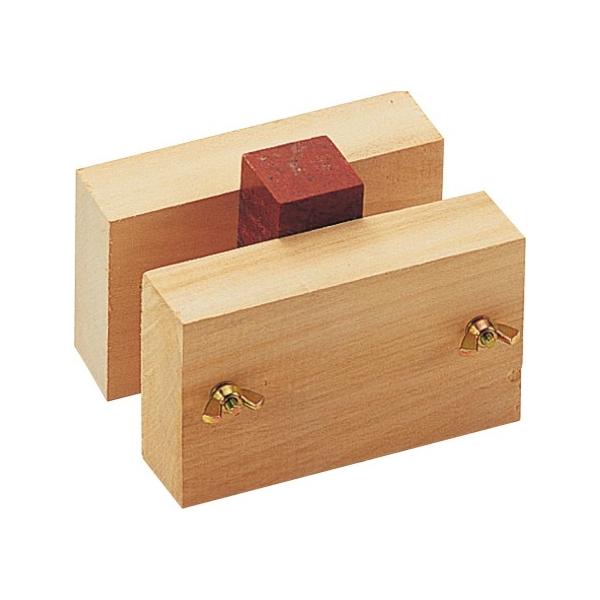 商品説明：印材を彫る時にはさんで使います。しっかりと安定するので、作業しやすくなります。木製なので、印材をいためません。印材を平行にはさむので、文字を彫る時も、彫りやすくなります。　　セット内容：木部（120×70×25mm）穴アキ×2、ボ...
