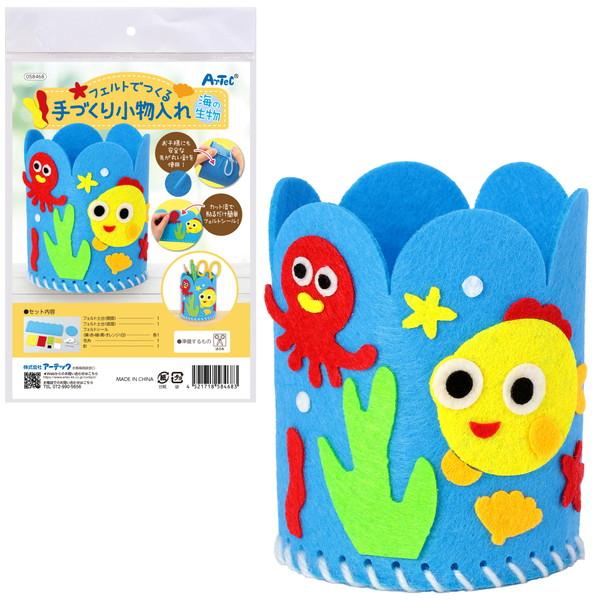 カット済のシールを貼ると簡単に可愛い小物入れが作れる！カット済・穴あけ済のフェルトパーツを専用針で縫い合わせるだけのキットです。簡単にかわいい小物入れが製作できます。商品サイズ（単位mm)：φ75×102mmセット内容：フェルト土台×2、フ...