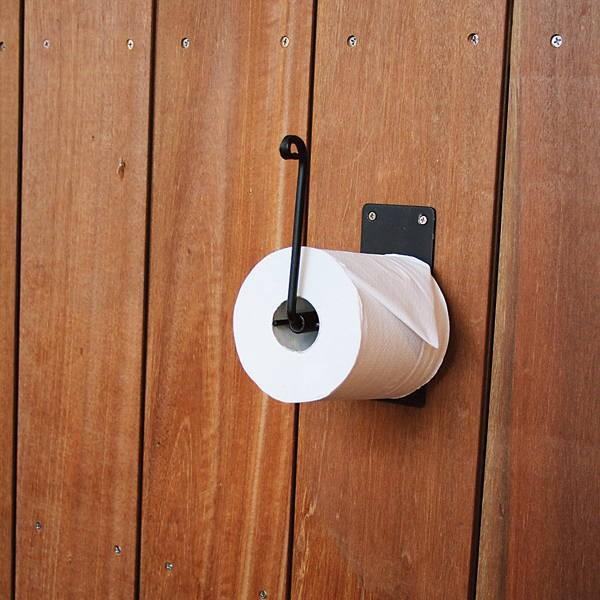 田中氏とは　米国で出会った鉄工芸に感銘を受け、本物を求めて単身スペインへ。　本場の職人技に触れ、アイアンデザイナーになることを決意。工房を構えて鍛冶屋をスタート。材質：ロートアイアン色：黒組み立て：完成品生産国：インドネシア重量：約0.35...