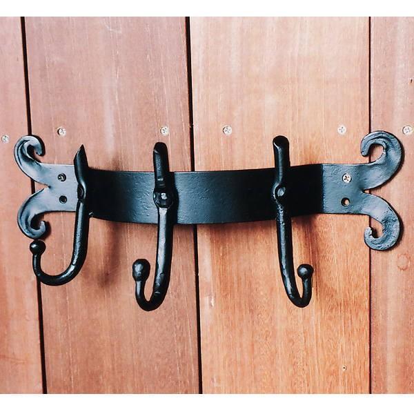 田中氏とは　米国で出会った鉄工芸に感銘を受け、本物を求めて単身スペインへ。　本場の職人技に触れ、アイアンデザイナーになることを決意。工房を構えて鍛冶屋をスタート。材質：ロートアイアン色：黒組み立て：完成品生産国：インドネシア重量：約1.5k...