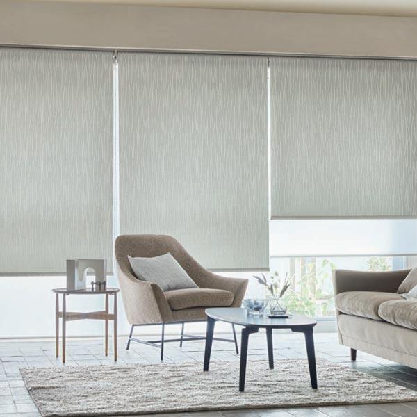 室内の灯りをうけると美しいラインが際立つデザイン。不規則に流れるラインは、リビングに穏やかな時の流れを運んでくれます。防炎ウォッシャブルＦ☆☆☆☆ポリエステル100％プルコード操作　製作可能な幅:高さの比率は1:4以下。ただし、幅645mm...