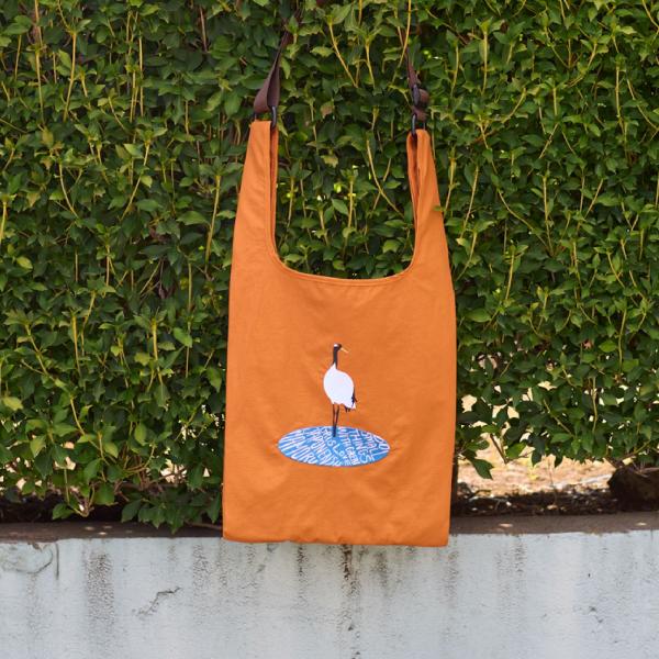 旅行カバンに座った、ちょうちょと網を持っているくまのオルゴール6曲入り くまのがっこう ルルロロ バック トートバッグ ショルダーバッグ