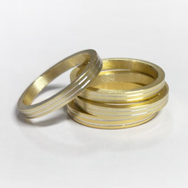 商品名：NRR27G-type1概要：27ｍｍΦリング　ゴールド/シルバーライン入り　type1外径：27ｍｍ内径：23ｍｍリング厚み：3ｍｍカラー：ゴールド/シルバーのライン2本入り(写真参照)※数値は多少の誤差を生じる可能性がございます...