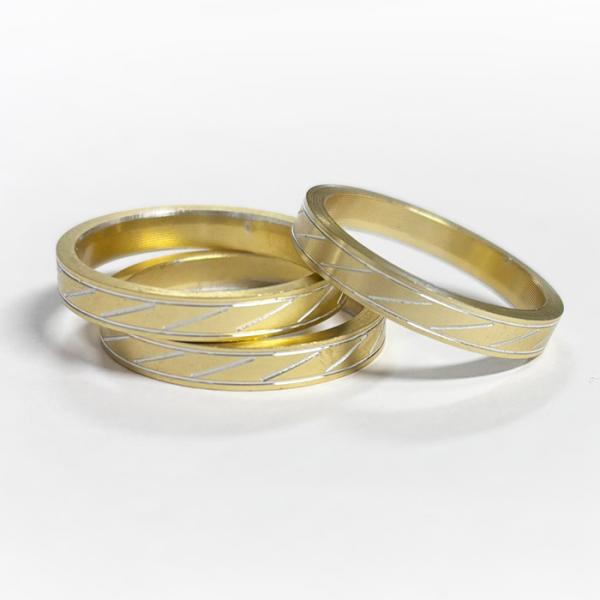 商品名：NRR27G-type2概要：27ｍｍΦリング　ゴールド/シルバーライン入り　type2外径：27ｍｍ内径：23ｍｍリング厚み：4ｍｍカラー：ゴールド/シルバーのライン入り(写真参照)※数値は多少の誤差を生じる可能性がございますので...