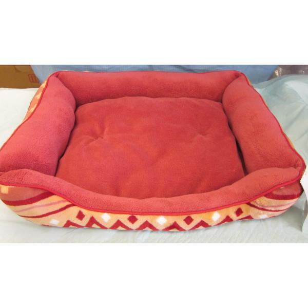 スリーアローズ　"トラバル ソファーベッド" （レッド）Mサイズふわふわ、もこもこの生地を使用しています。寒い時期におすすめです！・ヒーターのコード用の穴があります。サイズ（約）：54X45X高さ9cm原材料・成分:ポリエステル100%※生...