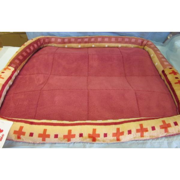 スリーアローズ　"トラバル マットベッド" （レッド）Ｌサイズふわふわ、もこもこの生地を使用しています。寒い時期におすすめです！・裏面にヒーターを入れられる大きなポケットがあります。サイズ（約）：66X52X高さ6cm原材料・成分:ポリエス...