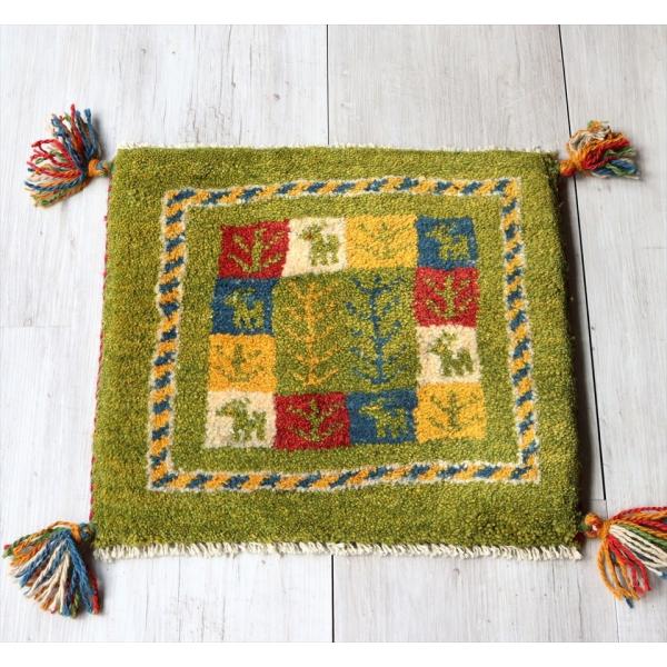 ギャベ Gabbeh カシュカイ族の手織りラグ チェアマット カラフルタイル 動物と植物モチーフ ご予約品 ライトグリーン 座布団サイズ37x41cm