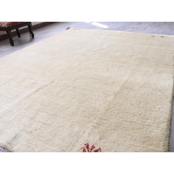 ギャッベ イラン南部カシュカイ族の手織り 毛足の長いふかふかタイプ0x147cm センターラグサイズ ナチュラルアイボリー 日本未発売