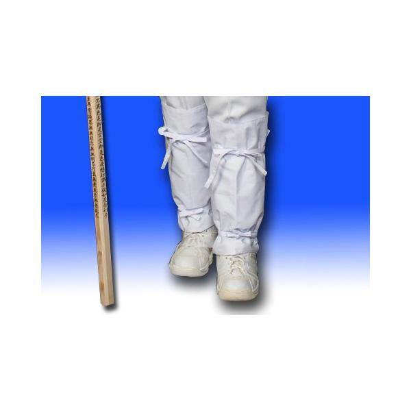 お遍路用の脚半（きゃはん）です。防寒、日焼け、虫除けとして足を保護します。お遍路の時に裾を押さえることで動きやすく、怪我の防止にもなります。脚半の幅の広い方を上にして、ズボンの上から膝下からスネに沿って被せます。まず膝下の紐をぐるっと回して...