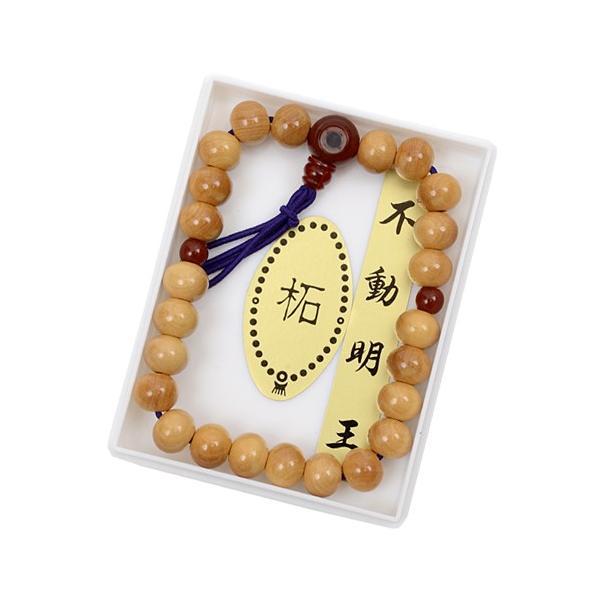 柘（つげ）で仕立てられた腕輪念珠です。エンジ色の親玉の中を見ると、不動明王様のお姿が描かれています。透明のプラスチックケース入りです。末永く所持してよいご加護がありますようお祈り申し上げます。■材質＝柘（つげ）■珠の大きさ＝約8mm■通し紐...