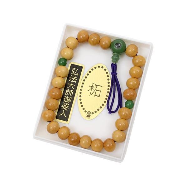 柘（つげ）で仕立てられた腕輪念珠です。翡翠色の親玉の中を見ると、弘法大師のお姿が描かれています。透明のプラスチックケース入りです。末永く所持してよいご加護がありますようお祈り申し上げます。■材質＝柘（つげ）■珠の大きさ＝約8mm■通し紐＝紫...