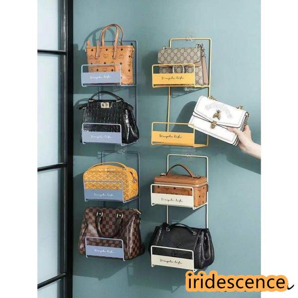 壁や扉の裏側に取り付けてバッグなどを収納できるウォールシェルフ。フックはテープで貼り付けるので、穴をあけずに取り付けられます。【サイズについて】画像をご参照ください。