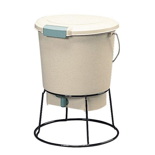 EM菌（有効微生物)の嫌気発酵を利用して生ゴミを一時発酵させる密閉容器です。一次発酵後の生ゴミを土に混ぜること（二次発酵）によって、有機肥料になります。また、発酵中に出てくる液体も液肥として使えます。液肥を抜くためのコックと、密閉と排水を促...