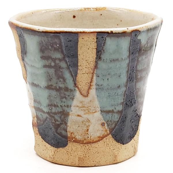 焼酎のロックや水割り・お湯割りだけでなく、氷がたっぷり入るサイズなのでアイスコーヒーやジュースにもぴったりです。大きめの湯呑みとして使え、とても重宝する便利なカップです。電子レンジＯＫサイズ / 口径約92×高さ約87mm　容量約270ml...