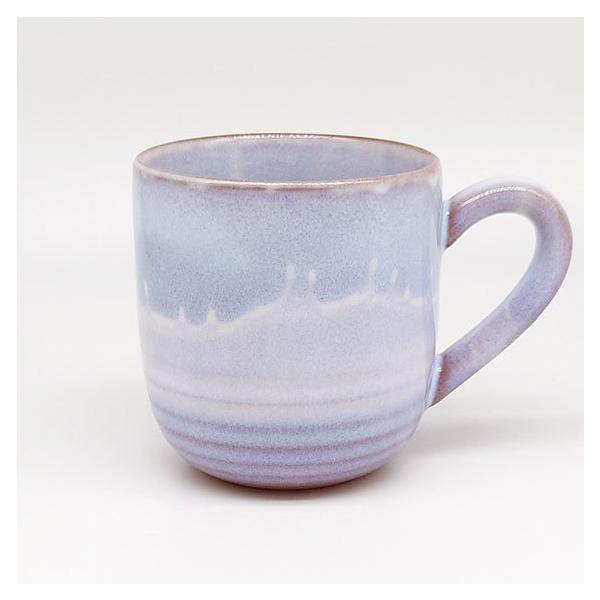 気品に満ちた重厚さ、白濁した釉薬の風合いが萩焼の特徴です。釉薬のひび割れと、そこにしだいに染み込んでいくお茶の色など、使い込むほどに変化を見せる表情は萩焼独特のもので「萩の七変化」と言われています。末永く記念に残る贈り物としてもおすすめです...