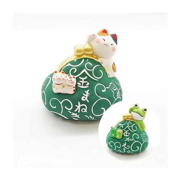 唐草模様の大きな「がま口」をかたどった貯金箱。素焼き仕上げで雰囲気があります。「お金招き」の猫と、「お金が返る」親子カエルの２種類。どちらも可愛らしいですね。唐草模様の中にも猫やカエルが描かれていて遊び心のある貯金箱です。サイズ / 約幅1...