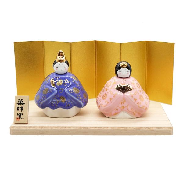 女の子の健やかな成長と幸せを願う雛人形。やさしい色使いで可愛らしい雰囲気の陶製の雛人形は、手頃なサイズで場所を取りません。ご自宅用としてはもちろんのこと、初節句祝いの贈り物としても大変喜ばれています。サイズ / 男雛：約幅63×奥行41×高...