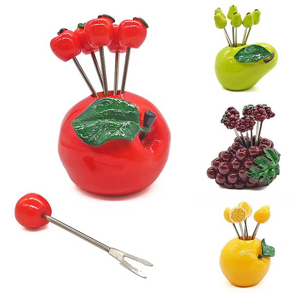 果物のモチーフが可愛いフルーツピックです。フルーツにオードブルに、ホームパーティーなどではもちろん、毎日の食卓も楽しくなりそうです。ピックは６本セット。素材 / ポリレジン、ステンレス原産国 / ベトナムご注意◆輸入品の為、原産国や仕様・パ...