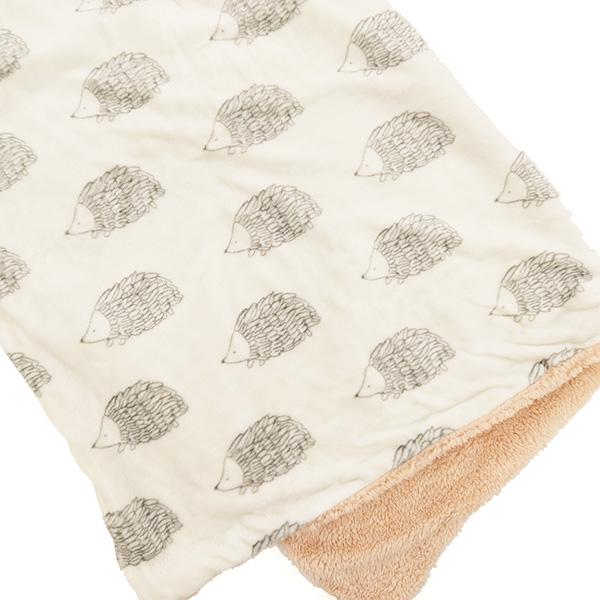 表面はとても柔らかくなめらかなマイクロフランネル素材。ずっと触っていたくなるような優しい手触りです。裏面は厚みのあるボア素材でふんわりあったか。約100×73cmのゆったりサイズで足下まであったか。柔らかい肌触りで赤ちゃんのお昼寝にもオスス...