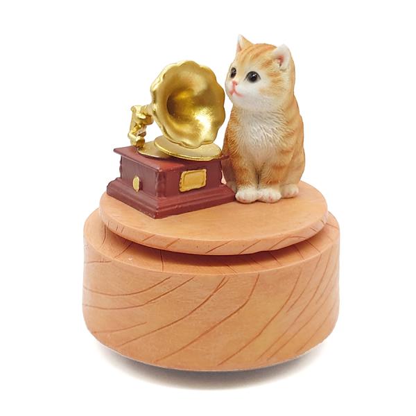 蓄音機の奏でる音楽に聞き耳をたてるチャトラ猫のオルゴールです。愛くるしい表情で、見ているだけでも癒やされそうです。猫好きの方へのプレゼントにもオススメです。底面についている巻き鍵を回すと、オルゴールの音色が流れ、曲に合わせて上側の台座が回転...