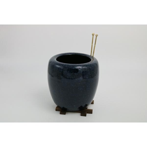 [信楽焼 伝統の火鉢 生子 深みのある青 陶器]信楽焼の火鉢の歴史は、明治時代からです。信楽焼きの火鉢の生産は、明治時代に新しく開発された「なまこの釉薬」によりはじまりました。生子の青は、 深みのある伝統のコバルトブルーです。表情豊かな信楽...