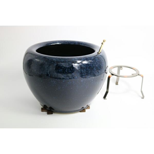 [信楽焼 伝統の火鉢 生子 深みのある青 陶器]信楽焼の火鉢の歴史は、明治時代からです。信楽焼きの火鉢の生産は、明治時代に新しく開発された「なまこの釉薬」によりはじまりました。生子の青は、 深みのある伝統のコバルトブルーです。表情豊かな信楽...