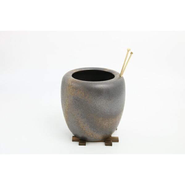 [信楽焼 伝統の火鉢 生子 深みのある青 陶器]信楽焼の火鉢の歴史は、明治時代からです。信楽焼きの火鉢の生産は、明治時代に新しく開発された「なまこの釉薬」によりはじまりました。生子の青は、 深みのある伝統のコバルトブルーです。表情豊かな信楽...