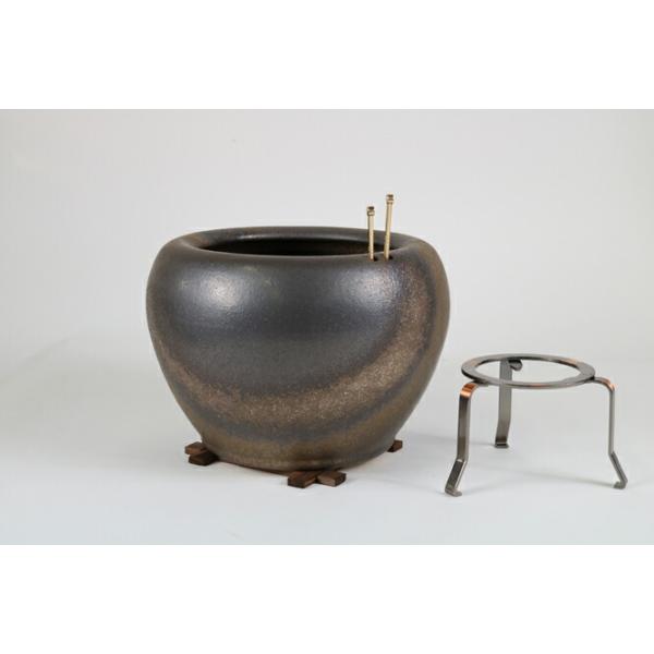 [信楽焼 伝統の火鉢 生子 深みのある青 陶器]信楽焼の火鉢の歴史は、明治時代からです。信楽焼きの火鉢の生産は、明治時代に新しく開発された「なまこの釉薬」によりはじまりました。生子の青は、 深みのある伝統のコバルトブルーです。表情豊かな信楽...