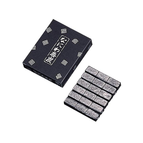 お焼香や香木を焚く時に用いる香炭です。一本に切れ目が入っており、一粒が約２０分燃焼します。ご法要や日々のお焼香などに適しています。【商品の仕様】　◆内容量：６本入　◆１本サイズ（ｍｍ）：縦５５×横１２×高１０　◆燃焼時間：1本 約６０分　◆...