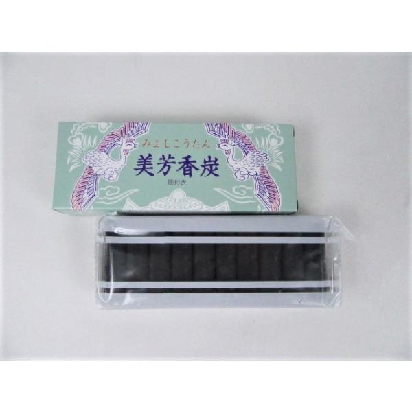お焼香や香木を焚く時に用いる香炭です。開封までの防湿を考慮し、フィルム包装されています。一本に切れ目が入っており、一片が約２５分燃焼します。ご法要や日々のお焼香などに適しています。【商品の仕様】　◆内容量：１０本入　◆１本サイズ（ｍｍ）：縦...