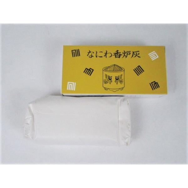 精選された原料による清浄な香炉灰です。長期のご使用にも固まらず、常に気持ちよくご使用頂けます。お香やお線香、お焼香などを焚く用途にお使い下さい。【商品の仕様】　◆内容量：約６０ｇ　　◆箱サイズ（ｍｍ）：縦６３×横１３０×高３０　