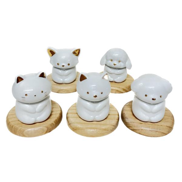 台座の上にちょこんとおすわりしているペット用骨壷になります。猫、立耳犬、たれ耳犬、大きな立耳犬、ふわふわたれ耳犬の５種類からお選び下さい。陶器でできたからだの中に大事な遺骨、遺品等をお納めいただけます。骨壷の中に収納できる布製の遺骨袋付き。...