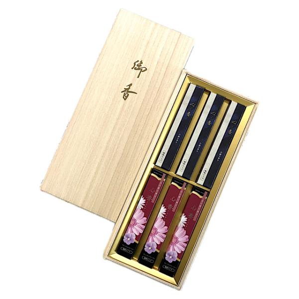 白檀の甘い優しい香りと金木犀とフローラル系の香水をイメージ多ほのかな香り。【商品の仕様】　内容量：約２０ｇ×６箱お線香の長さ（ｍｍ）：約１３５燃焼時間：約２５分箱サイズ（ｍｍ）：横１３５×縦３２６×高４３※「手提げ袋」→「ビニール製　無料」...