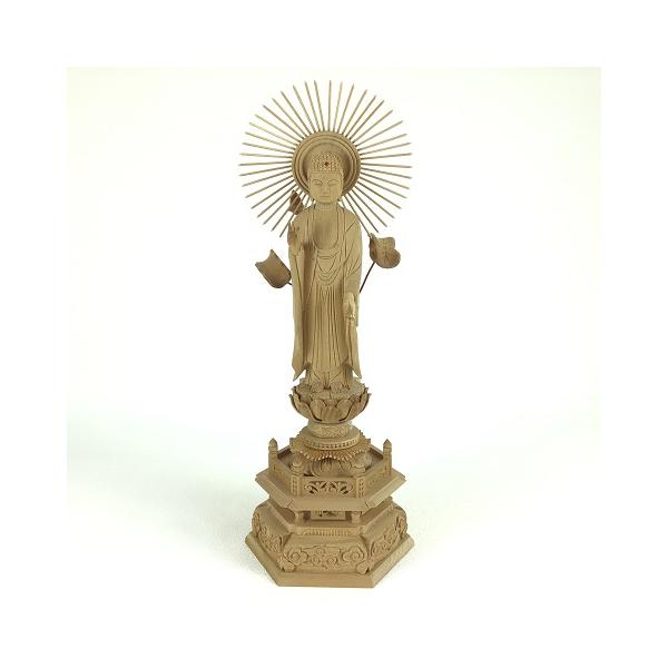 仏像の表情、彫刻、デザインが手彫りのため、一体一体異なります。台座部分の装飾が華やかで、他の台座に比べ背が高くなるため、直置きタイプの仏壇におすすめです。桧は年を重ねるごとに重厚感のある仏像へと変化していきます。 　【商品の仕様】◆サイズ（...