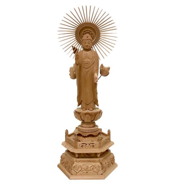 仏像の表情、彫刻、デザインが手彫りのため、一体一体異なります。台座部分の装飾が華やかで、他の台座に比べ背が高くなるため、直置きタイプの仏壇におすすめです。桧は年を重ねるごとに重厚感のある仏像へと変化していきます。 　【商品の仕様】◆サイズ（...