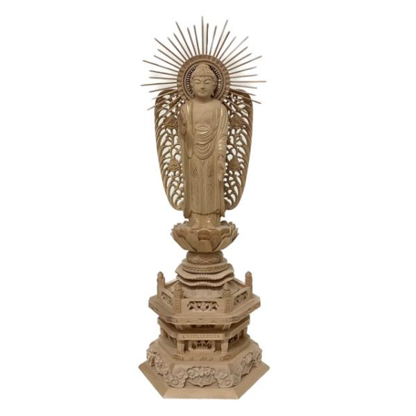 仏像の表情、彫刻、デザインが手彫りのため、一体一体異なります。美しい高級素材の柘植で彫り上げ、さらには金泥書きを施しているため非常に高級感が溢れた仕上がりとなっています。台座部分の装飾が華やかで、他の台座に比べ背が高くなるため、直置きタイプ...