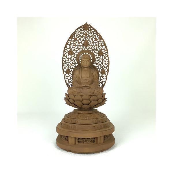 重厚感にあふれ美しい赤い紅檀を使用した高級釈迦如来像です。 　【商品の仕様】◆サイズ（ｍｍ）：幅１４０×高３２０×奥１２０◆材質：木製　紅檀　