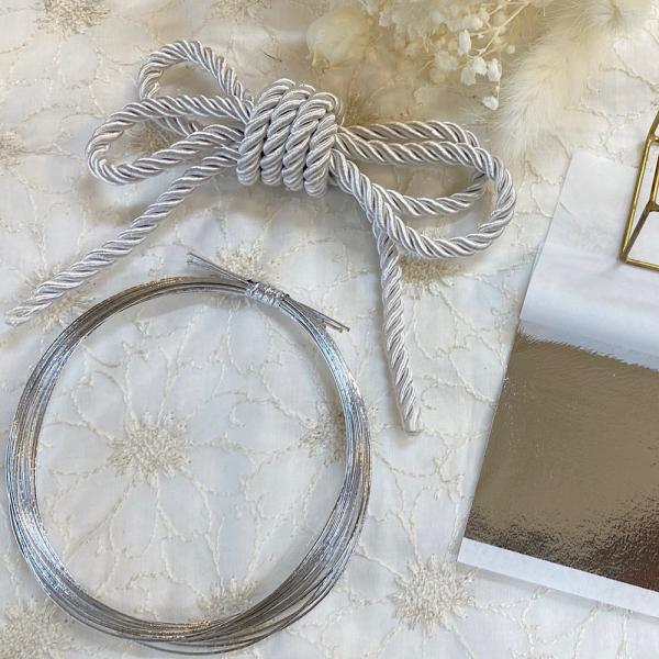 ご覧頂き有り難うございます。こちらは水引き　5本　長さ約90cm ×1アレンジ紐　約1メートル　×1銀箔シート　×1のセットになっています。紐は画像ではリボン結びをしていますが編みおろしアレンジでグルグルと巻き付けてご使用できますよ。お手持...