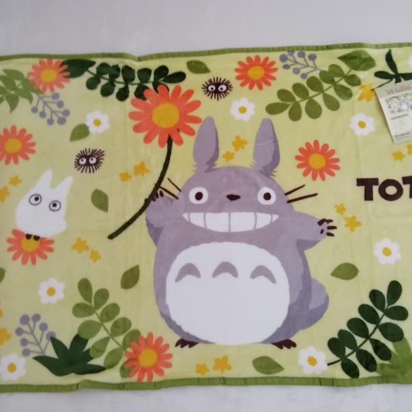 ひざ掛け毛布、お昼寝用の毛布、腰に巻いたり、肩から羽織るのに便利なサイズ。薄手でかさばらず、なめらかで気持ちいい触り心地 お洗濯も手洗いOK、いつも清潔にお使いいただけます。サイズ：80×150cm組成：ポリエステル100％生産国：中国レタ...