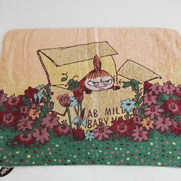 ムーミンの人気キャラクター、リトルミイが箱の中にいる様子が描かれたかわいいデザインのブランケット。ベビーカーに乗るときや、お昼寝などのお子様用としてはもちろん、お部屋や会社で肩や足元が寒いときにも大活躍！冬場だけでなく、夏の冷房対策にもおす...