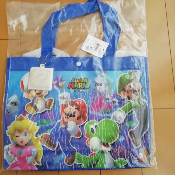 新柄ビーチバッグが登場！！★サイズ(約)/幅35cm×高さ28cm×底マチ9cm★素材/ノンフタル酸PVC名前の書けるプレート付き