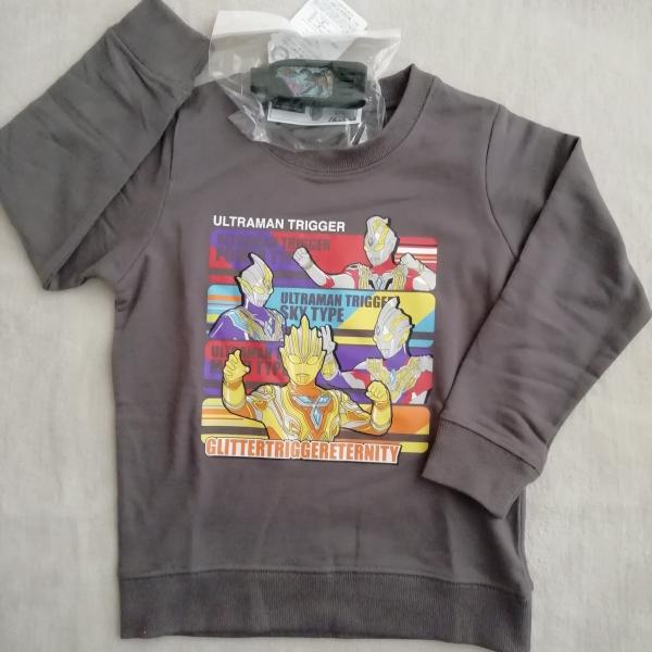 ウルトラマントリガー　ウルトラヒーローズ 　ガッツハイパーキー付き　長袖トレーナー PR8990　チャコール　110cm/120cm