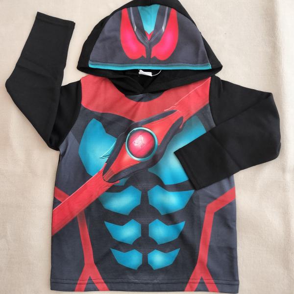 仮面ライダーゼッツ  なりきり変身パーカーフードと正面全体に仮面ライダーゼッツのプリント入りで仮面ライダーに変身フードは取り外し不可袖口と裾はリブ使いポケットなし【素材】プリント部分　ポリエステル100％　無地部分　　ポリエステル65％・綿35％