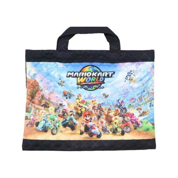 スーパーマリオ キルトレッスンバッグキルト加工なのでソフトな手触りで丈夫な仕上がり！外側から名前が見えなくて安心な内側にネームタグが付いています。人気任天堂ゲームキャラクタースーパーマリオのお稽古バッグ迫力のマリオカートの世界がレッスンバッ...