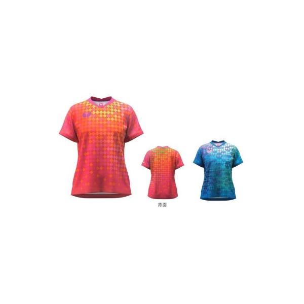 スクエア柄と多色のグラデーションの組み合わせで、華やかな雰囲気を演出。クロスするようにつくられた後ろ衿により、首元をすっきり長く見せることができます。商品名　ミナレア・シャツ価格 7,700円（税込）発売日　2024年4月1日品番 4654...