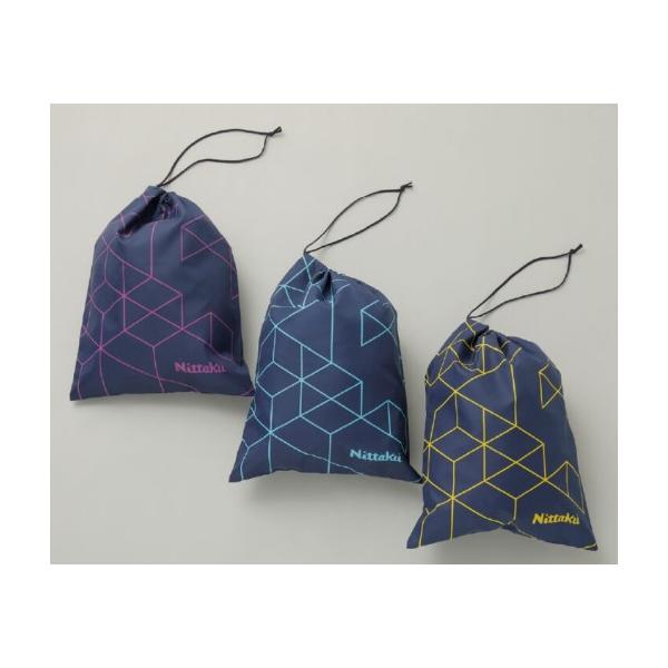 大きなシューズもラクラク収納！袋口が広く、大きなサイズのシューズも出し入れラクラク！しっかり収納できて安心です。しなやかな手触りの生地なので、バッグの中でかさ張らないのも◎ラインが織りなすデザインでシンプルに！品番：NL-9297価格：\7...