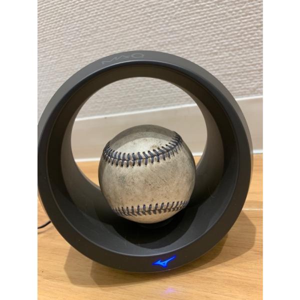 充電は非接触タイプ。専用充電器に乗せるだけです